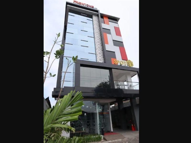 Front One Inn Kediri Kediri  Exterior photo