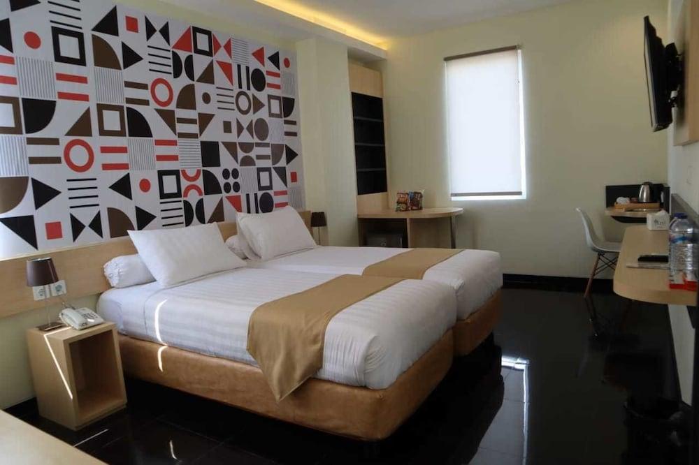 Front One Inn Kediri Kediri  Exterior photo